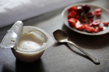 Yoghurt with fresh strawberries and cherries