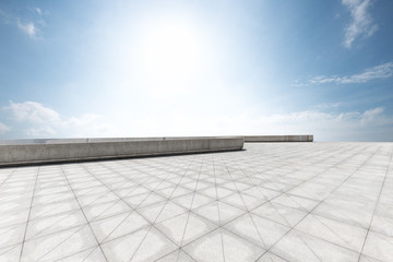 Obraz premium empty floor near park in blue sky