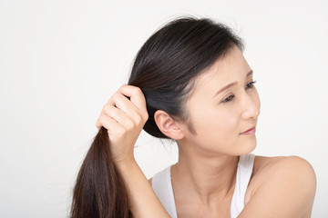 ヘアケアをする女性