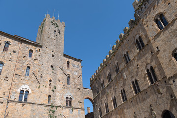 Fototapeta na wymiar Alte Fassaden in Volterra, Toskana, Italien