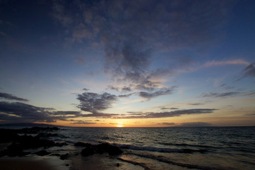 Naklejka na ściany i meble Sunset Kamaole Beach Park on the Hawaiian island of Maui