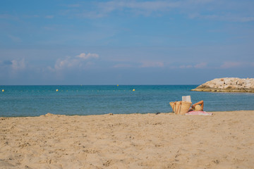 Fototapeta na wymiar Mer Méditerranée. La plage de sable.