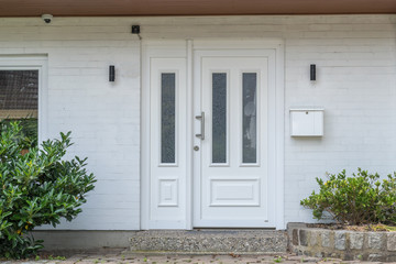 Moderne weiße Haustür eines Hauses