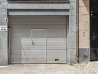 Tor einer Tiefgarage mit Rolltor