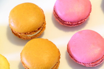 Macarons sur un plat blanc