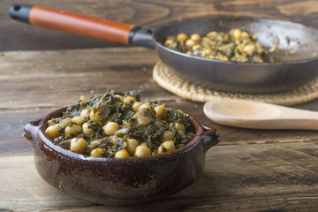 Spinach and chickpeas (potaje)