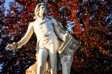 Fototapeta premium Pomnik ku czci Wolfanga Amadeusza Mozarta w Burggarten, park publiczny w Wiedniu (Austria)