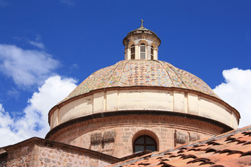 Fototapeta na wymiar Coupole de l'église de la Compania de Jesus à Cusco au Pérou