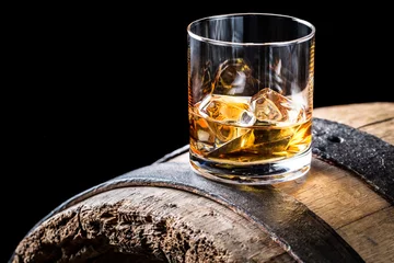 Photo sur Plexiglas Alcool Brandy ancien et savoureux avec de la glace sur fût de chêne