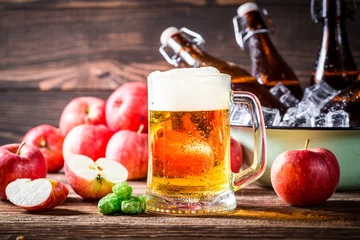 Deurstickers Vers bier gemaakt van rode appels en hop © shaiith