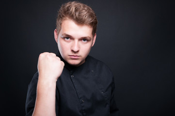 Obraz premium Aggressive cook holding up his fist