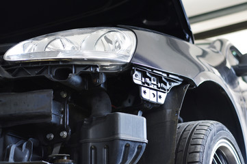 Auto in der Werkstatt auf der Hebebühne