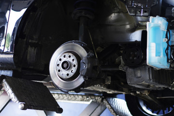 Auto in der Werkstatt auf der Hebebühne