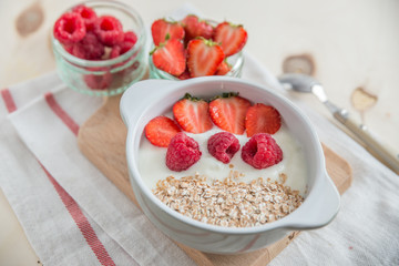 Joghurt mit Müsli und Beeren 