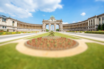 Obraz premium Viewon the Triumphal Arch in Cinquantenaire park in Brussels. Tilt-shift image technic