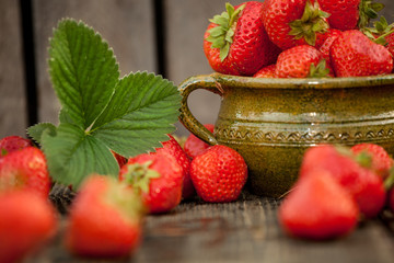 Truskawki na drewnianym tle