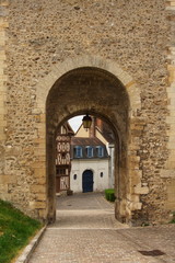 Fototapeta na wymiar Steinernes Tor in Joigny