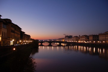 Fototapeta na wymiar rio Arno en Florencia