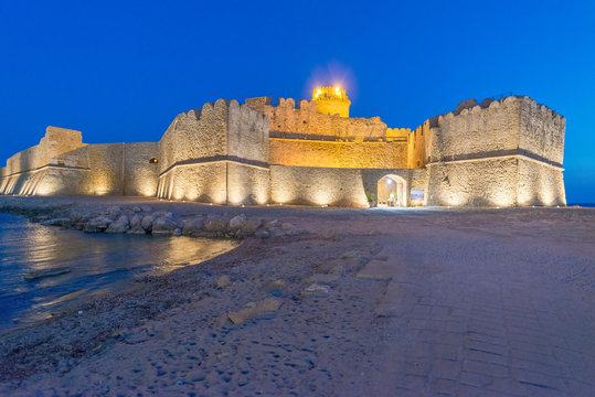 Fortezza Aragoneseat night, Le Castella - Calabria - Italy