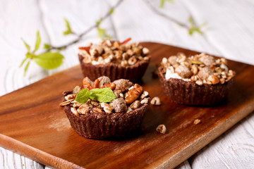 Tartlets with chocolate filling, cereal and mint