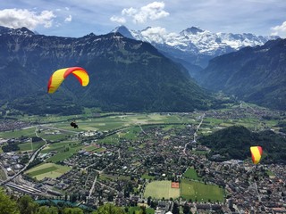 Tandem Paragliders über Interlaken Schweiz mit Eiger Mönch und Jungfrau