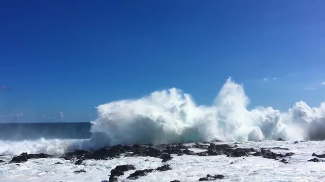 Immenses vagues d&eacute;ferlantes &agrave; l'ile de la R&eacute;union