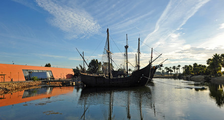 Las carabelas de Cristóbal Colón en el Puerto de Palos, España