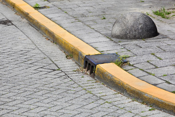 Yellow curb and obstacle