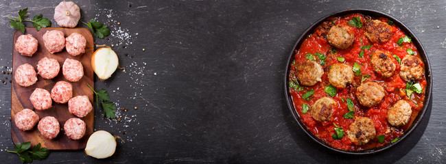 pan of meatballs with tomato sauce - obrazy, fototapety, plakaty