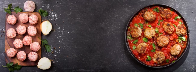 Crédence de cuisine en verre imprimé Viande pan of meatballs with tomato sauce