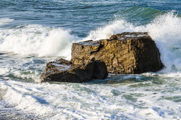 Central California coast with rock boulder in ocean splashing waves in Big Sur © Andriy Blokhin