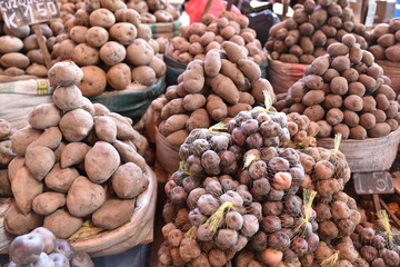 Pommes de terre andines au marché indien de Arequipa au Pérou
