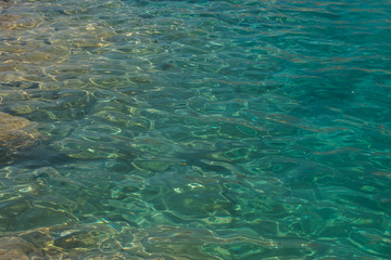 Fototapeta na wymiar Sfondo con acqua cristallina nel mare del Gargano