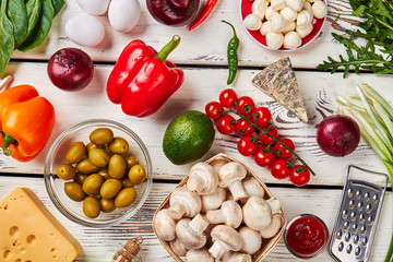 Mozzarella, blue cheese, different vegetables.