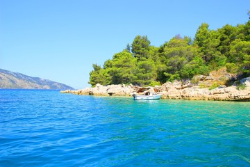 Naklejka premium Łódź w morzu, piękna lato scena na wyspie Hvar, Chorwacja