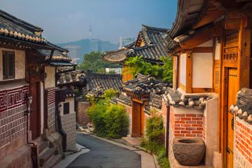 Obraz premium Seul. Tradycyjna architektura w stylu koreańskim w Bukchon Hanok Village w Seulu, w Korei Południowej.