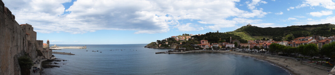 Fototapeta na wymiar Panoramique sur Collioures, pyrénées orientales, occitanie, la baie 