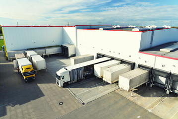 Transport & Logistik: Warenverladung am Depot einer Spedition // Transport & Logistics: Loading of...