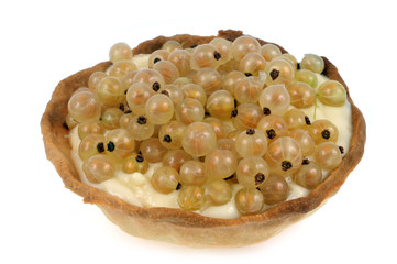 Tarte aux groseilles blanches sur fond blanc 