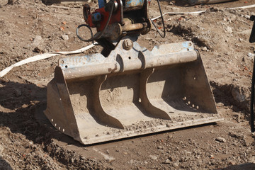 Bagger mit Baagerschaufel auf einer Baustelle