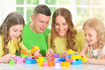 Naklejka premium Family collecting blocks together
