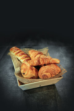 Croissant Et Pain Au Chocolat Sur Fond Noir