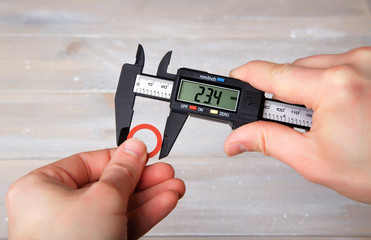 Measurement of the diameter of the gasket using a digital caliper