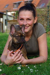 Frau mit Hundewelpen