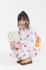 しゃがむ浴衣姿の女性