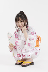 浴衣姿でしゃがむ女性