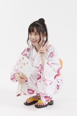 浴衣姿の若い女性