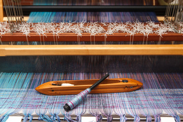 Weaving shuttle on the warp in weaving machine