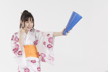 メガホンを持って応援する浴衣姿の女性