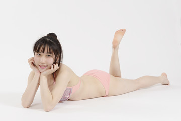 頬杖をつく水着姿の女性